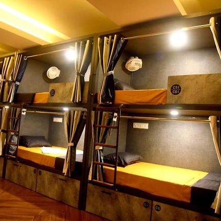 بيت شباب Charyana Lady Dorms أحمد أباد المظهر الخارجي الصورة