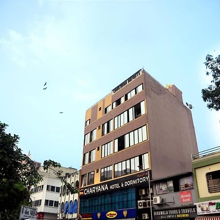 بيت شباب Charyana Lady Dorms أحمد أباد المظهر الخارجي الصورة
